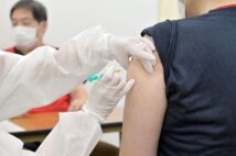 国民の半数以上が2回接種を終えたが…(時事通信フォト)