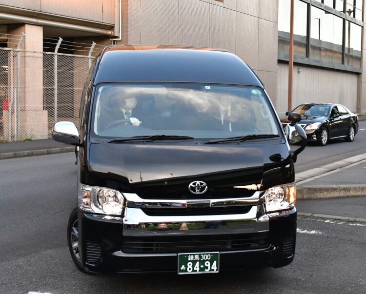 小室さんを乗せた車が実家に向かう