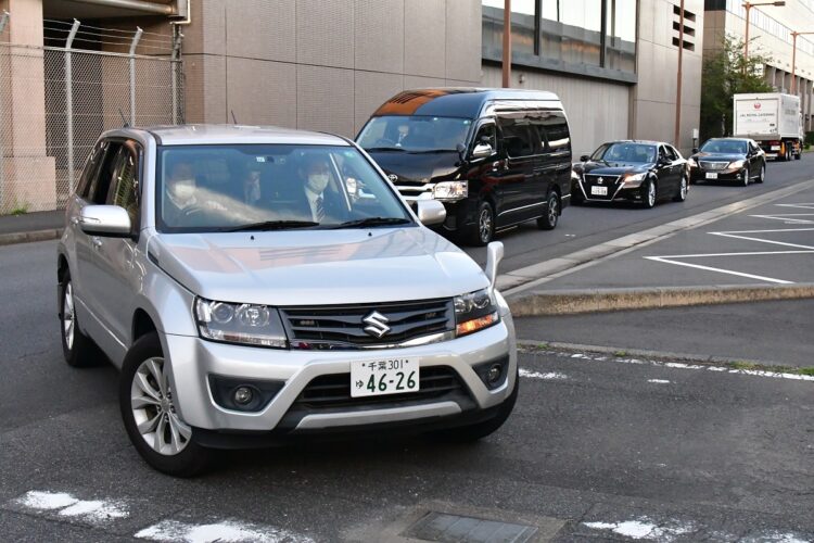 小室さんの帰国時、氏を乗せた車の前後には警察