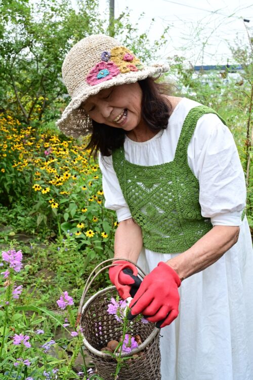 庭仕事をするその表情はとても穏やか