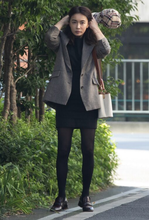 路上でも髪をぐっと上げてオーラが飛散