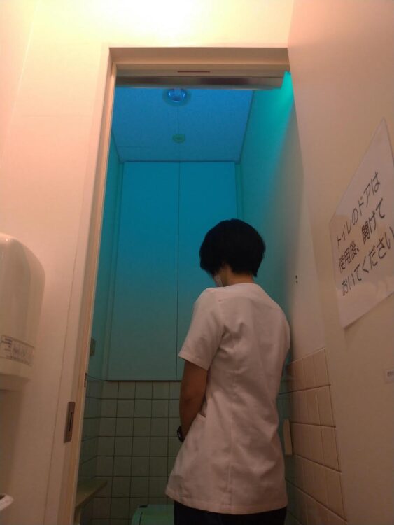 みやざわクリニックのトイレ。殺菌灯の青い光が見える（提供写真）