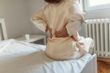 背中の痛み、特に脊柱管狭窄症などに悩む人は多い（写真はイメージ）