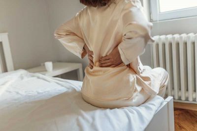 背中の痛み、特に脊柱管狭窄症などに悩む人は多い（写真はイメージ）