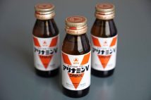 武田薬品のアリナミンA、資生堂のTSUBAKI… 大衆向けブランドを手放す戦略