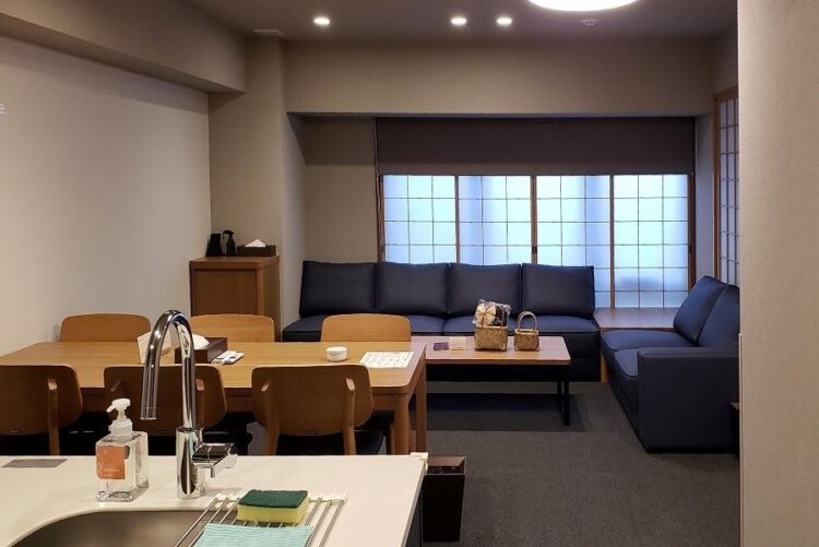 広大な客室で暮らすように滞在できる「MIMARU SUITES 京都四条」