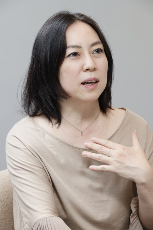 座談会に参加した漫画家の倉田真由美氏