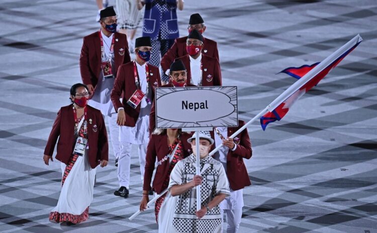 東京五輪開会式で入場するネパール選手団（AFP＝時事）