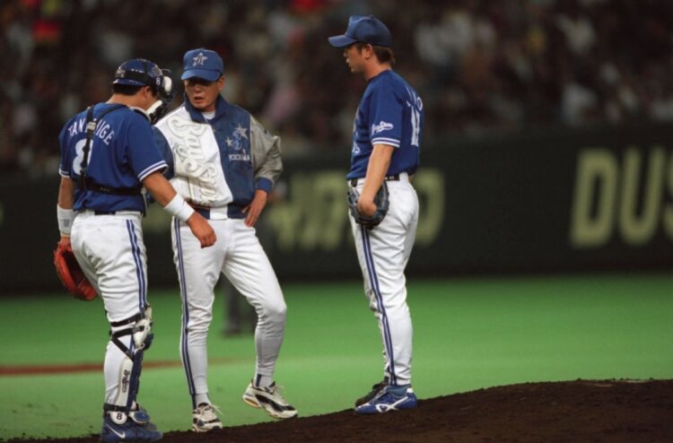 横浜の監督時代、戸叶尚投手（右）に交代を告げる権藤博監督。ここでも「いかんですよ」と言っていたのか？（時事通信フォト）