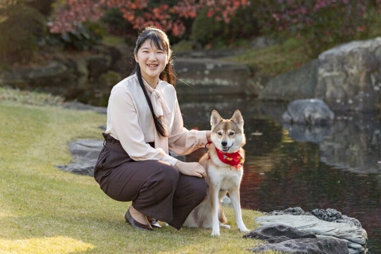 愛犬の由莉とともに笑顔を見せられることも多い愛子さま（写真／宮内庁提供）