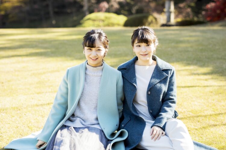 日本に、秋篠宮家に残る佳子さまとともに、カジュアルな姿で輝く眞子さんの姿もかつて、印象的だった（写真／宮内庁提供）