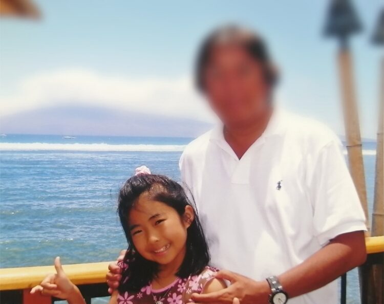 12年ほど前、家族でのハワイ旅行。今年成人した娘と亡夫の一枚