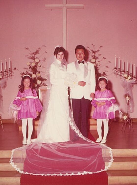 1972年3月20日、ハワイ・カウアイ島で、親族に囲まれ、式を挙げた