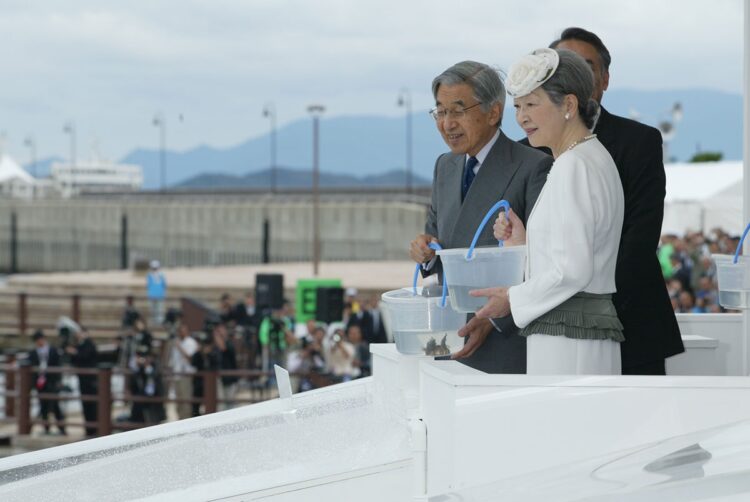 第24回大会でタケノコメバルなどの放流をされた天皇皇后両陛下（当時。写真は2014年10月、香川県高松市。撮影／雑誌協会代表取材）