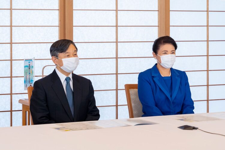 天皇皇后両陛下と、上皇上皇后の距離感はどうか(10月、東京・千代田区)