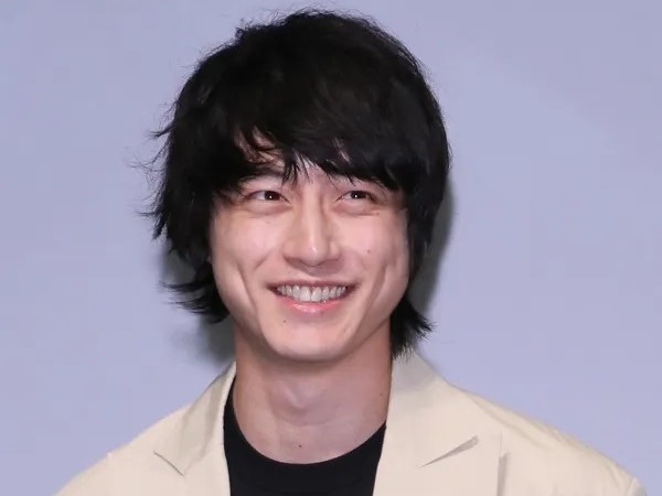 坂口健太郎も東大卒キャラを演じる