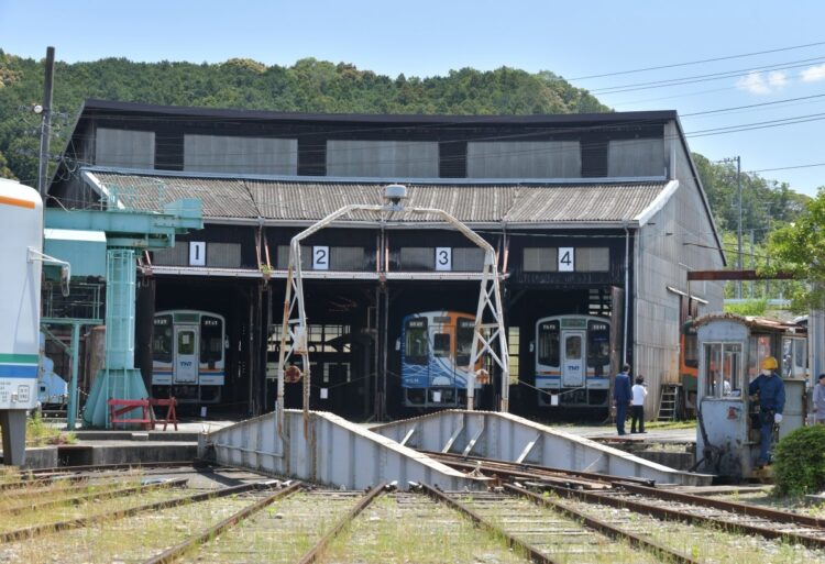 天竜浜名湖鉄道・天竜二俣駅の転車台と扇形車庫。いずれも国の登録有形文化財に指定されている(時事通信フォト)