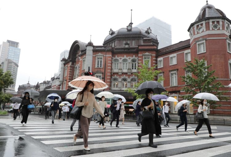 緊急事態宣言が解除された１日朝、出勤する人たち。10月1日、東京都千代田区（時事通信フォト）