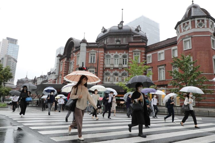 緊急事態宣言が解除された１日朝、出勤する人たち。10月1日、東京都千代田区（時事通信フォト）