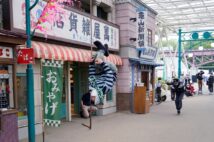 園内に昭和時代の商店街を再現して人気を呼ぶ西武園ゆうえんち(時事通信フォト)
