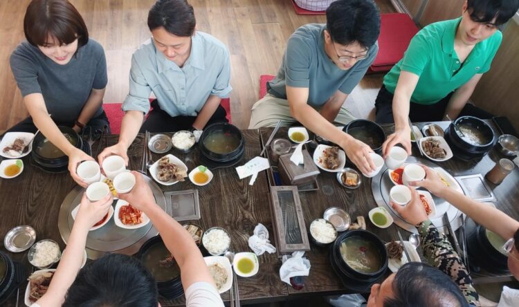 韓国では家族など私的な集まりで8人までの会食が許可された（イメージ、EPA＝時事）