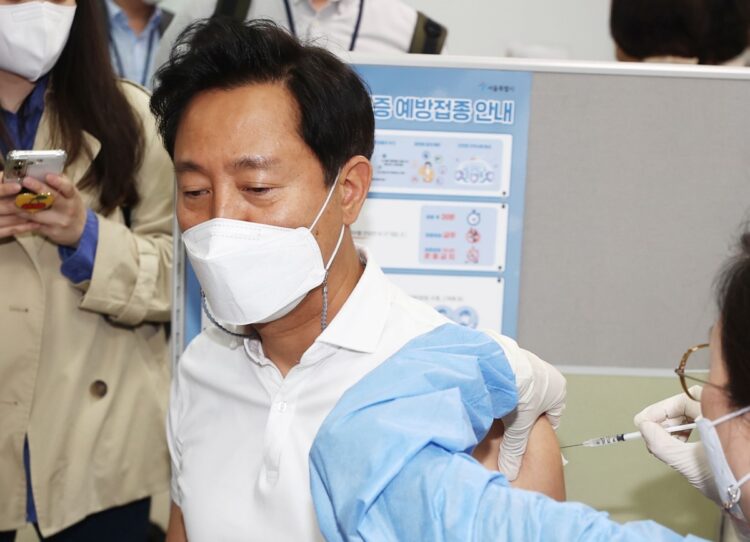 コロナワクチン接種を受ける呉世勲・ソウル市長（時事通信フォト）