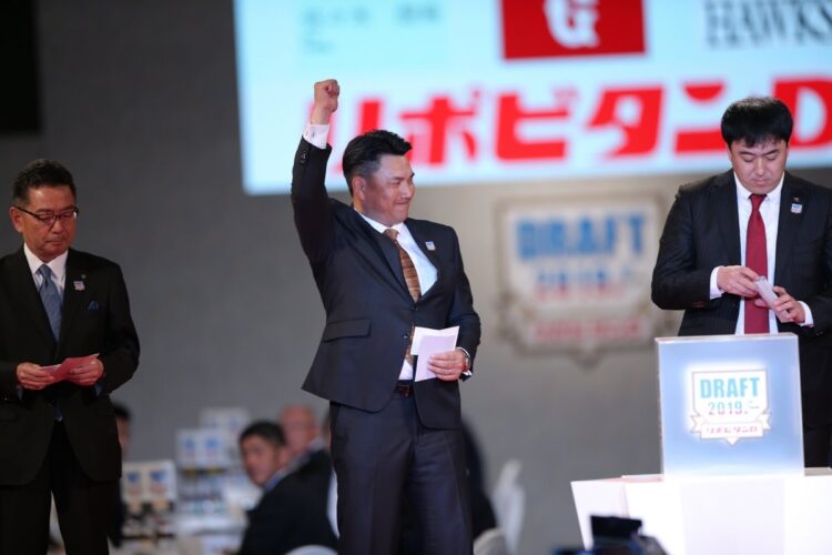 ドラフトの成否がわかるのは先のこと(2019年、佐々木朗希投手との交渉権を獲得したロッテの井口資仁監督。時事通信フォト)