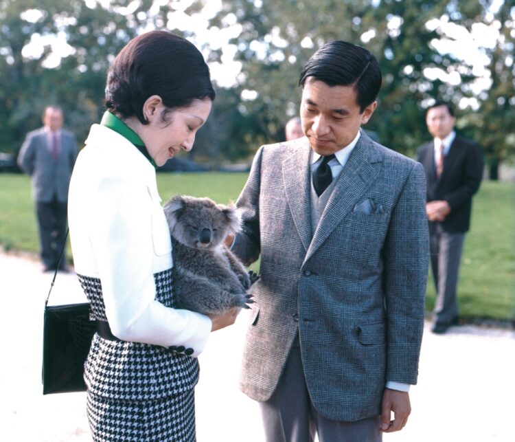 1973年5月、オーストラリア・メルボルン郊外の牧場でコアラを抱かれる美智子さま。その様子に、上皇陛下は興味津々のご様子だった（共同通信社）