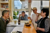 夕方になると近所の常連が集まってきて、店主と語らいながら酒を傾ける
