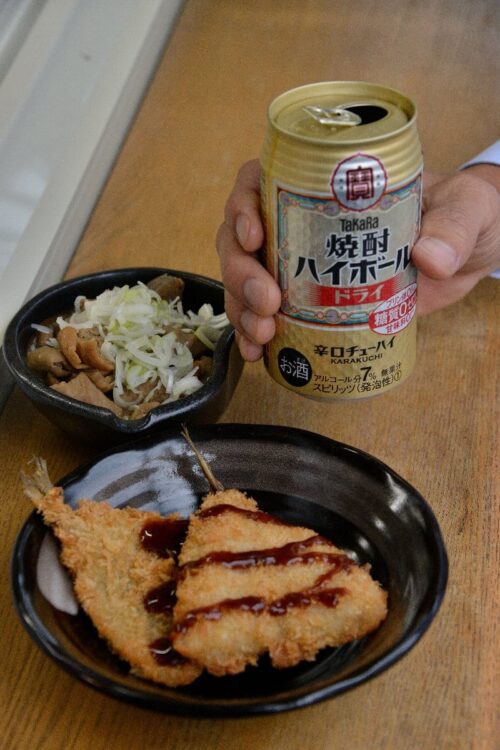 店主は料理の腕も評判。アジフライに辛口の焼酎ハイボールがよく合う