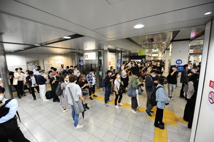 10月7日の地震で駅構内で夜を明かした人もいた（時事通信フォト）