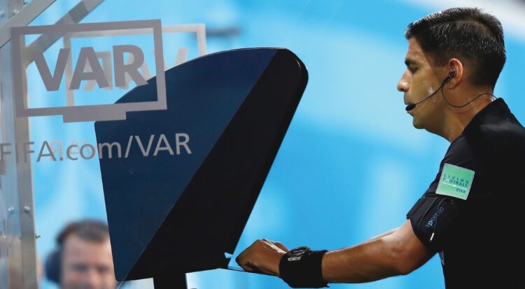 サッカーの「VAR」では、複数のアングルによる映像を提供。判断の難しいプレイのジャッジをアシストしている