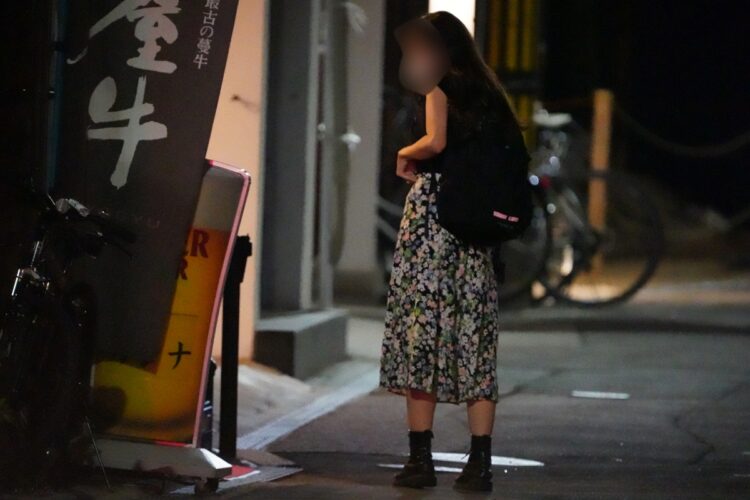 1日目では高級ステーキ店のカウンターに海老蔵とA子さんの親しげな姿が