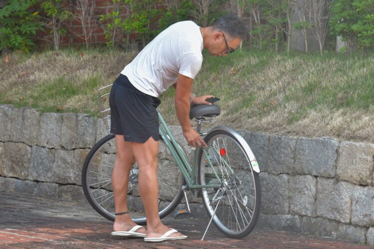 自転車の鍵をあけて