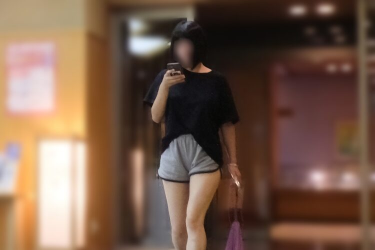 ホットパンツ姿でスマホを見るB美さん