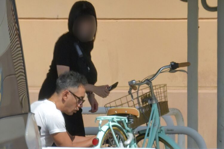 B美さんの自転車の前にかがむ海老蔵