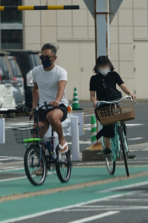 海老蔵はサンダルで自転車をこぐ