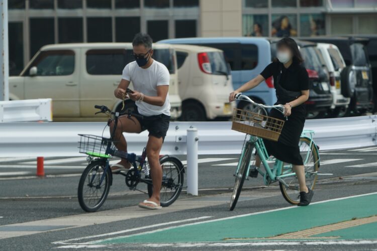 サイクリング中、たびたびスマホを触る海老蔵