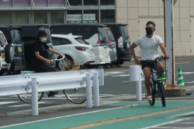 B美さんの自転車の方が少し大きいようだ