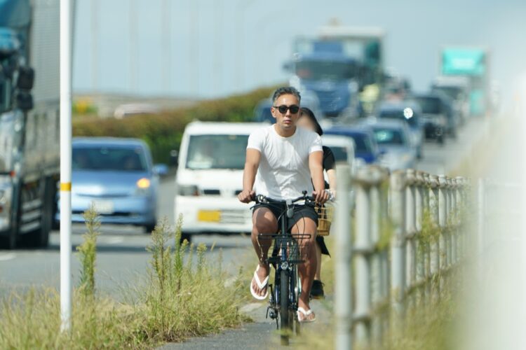 ラフな格好のままサイクリング