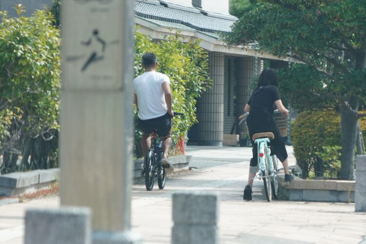 ひと休みする海老蔵と女性