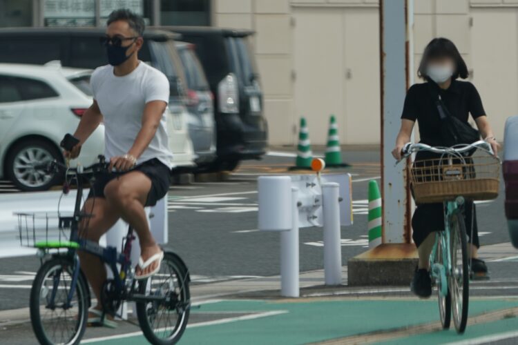 背筋を伸ばし同伴女性の前を走る海老蔵