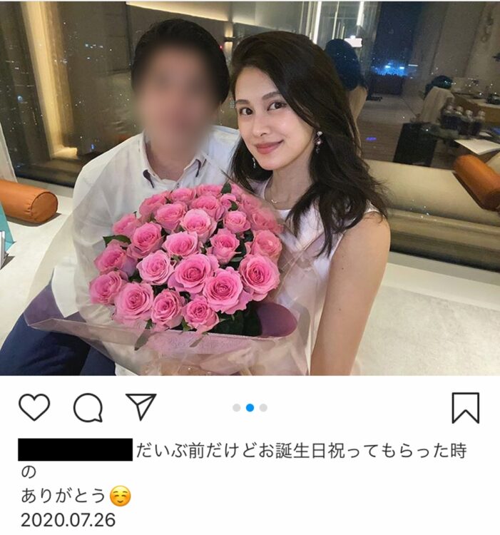 ゴージャスな花束を受け取った松野美佳氏（当時の松野未佳氏のインスタグラムより）