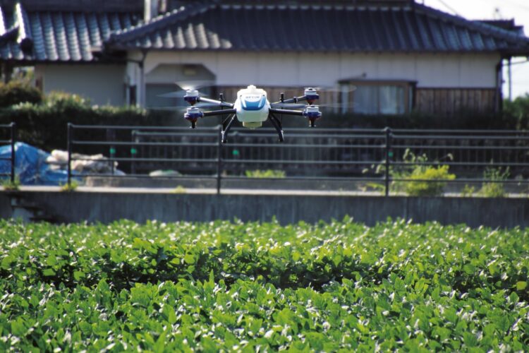 精度の高いドローンは日本特有の小さな圃場でも活躍（写真提供／オプティム）