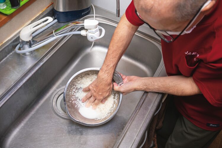 研ぎ方のポイント：米は冷蔵庫の野菜室で保存を。最初は冷たい浄水を使い、湿らせたらすぐ流す。次に水道水を入れかきまぜ、水を流してから約20回かきまぜるように研ぐ。水で数回洗い流し、水がある程度透明になったのを確認、炊飯用にまた冷たい浄水を注ぐ