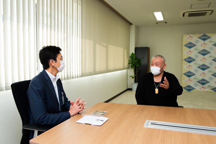 熱海市に義援金を贈呈した江原啓之さんと齋藤栄熱海市長（左）。