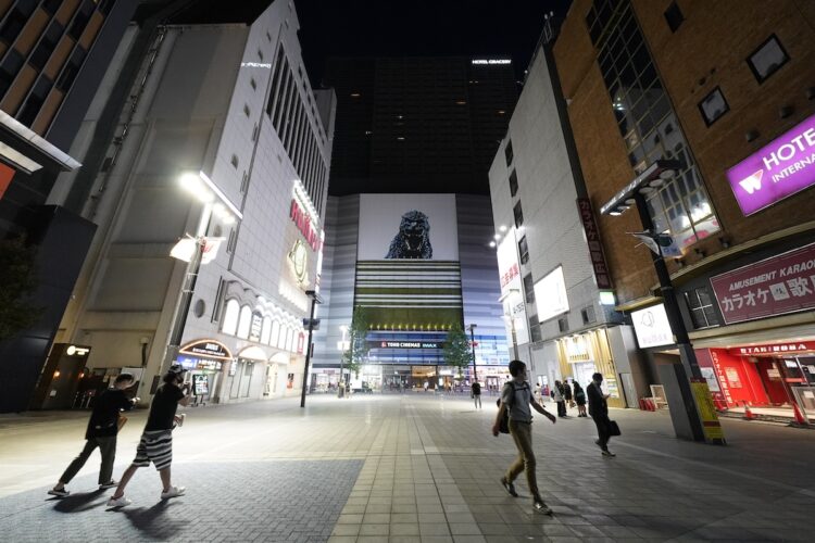 夜の歌舞伎町。正面奥が新宿東宝ビル（時事通信フォト）