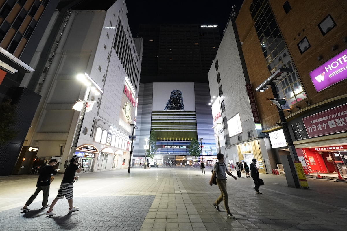 歌舞伎町　トー横 鳥よけシートは“トー横キッズ”対策？ 物理的排除に批判の声も｜NEWSポストセブン