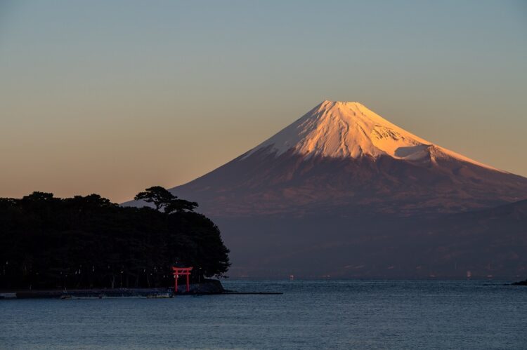 特別ライブ配信を行った諸口神社と富士山を臨む絶景。