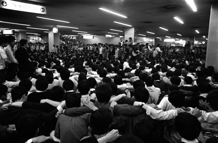 新宿西口広場で開かれたベ平連による反戦フォーク集会（1969年、時事通信フォト）